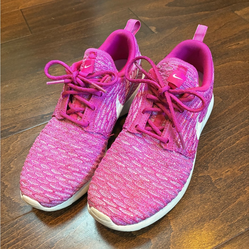 Nike women’s Rosche Run Flyknit fuchsia flash 6.5
